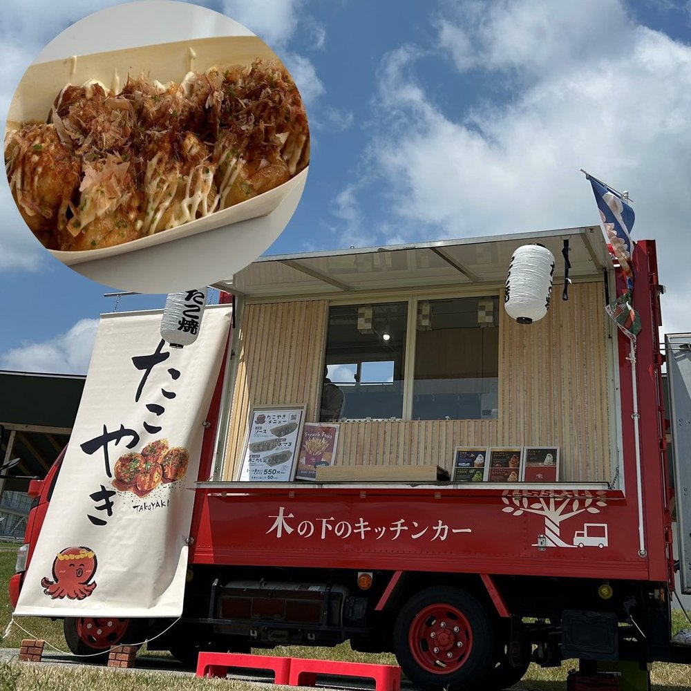 木の下のキッチンカー
